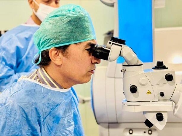 FIO Hospital ophthalmologist performing SMILE Pro surgery with ZEISS VISUMAX 800